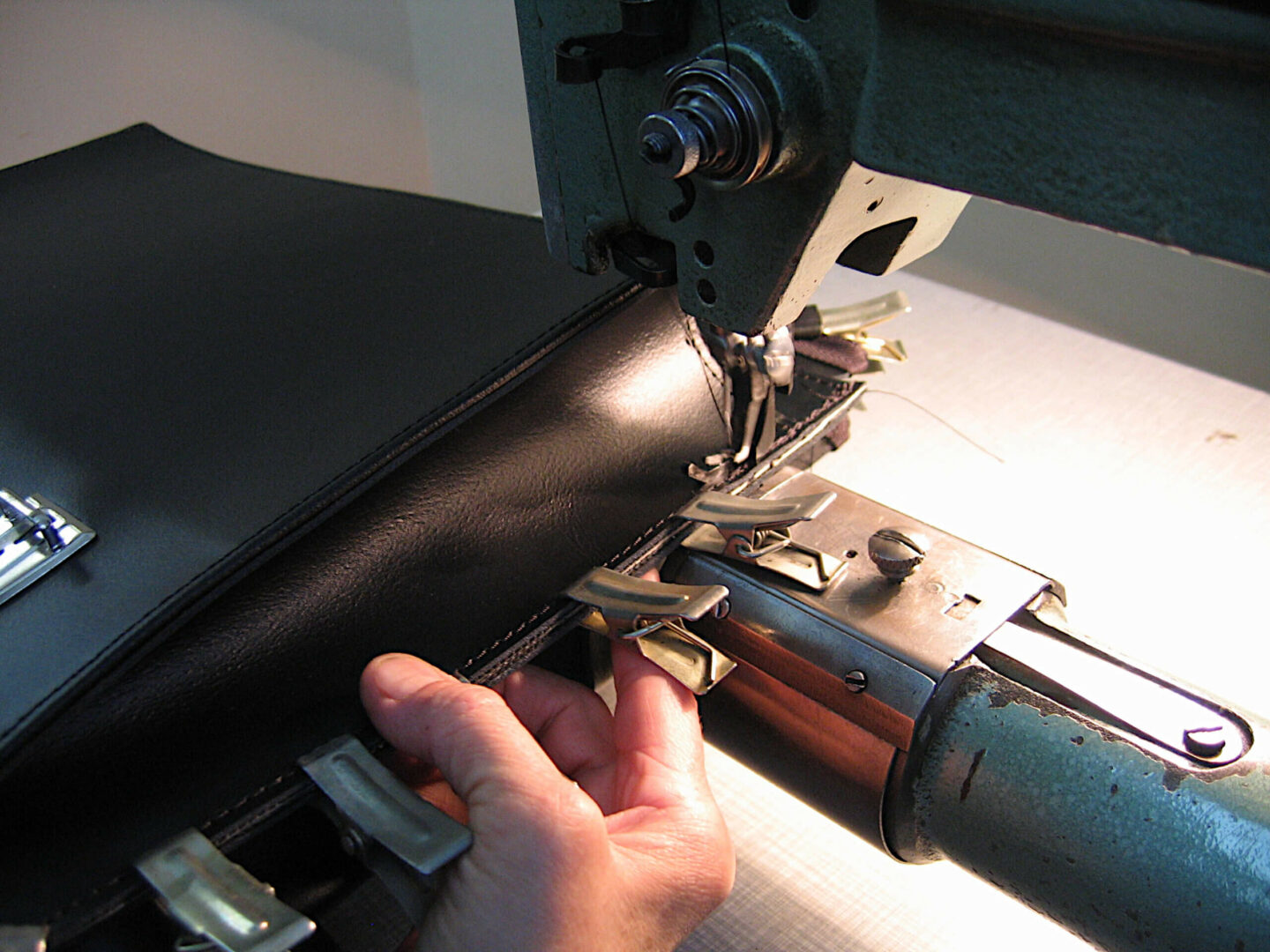 Artleder_sewing-a_folder