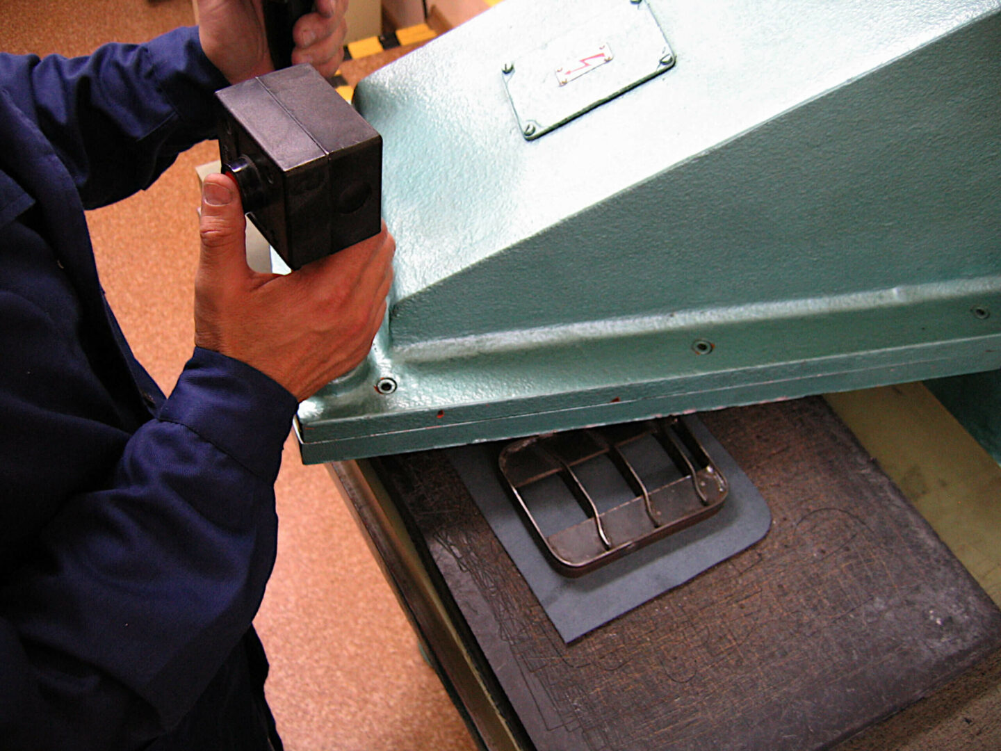 Artleder_work _on _the _press